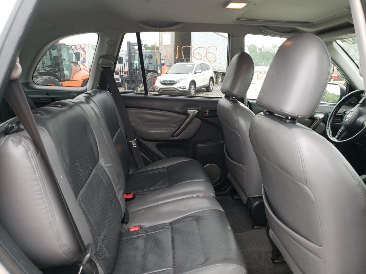 Photo 6 from auction – 2005 TOYOTA RAV4 with VIN JTEGD20V050069655