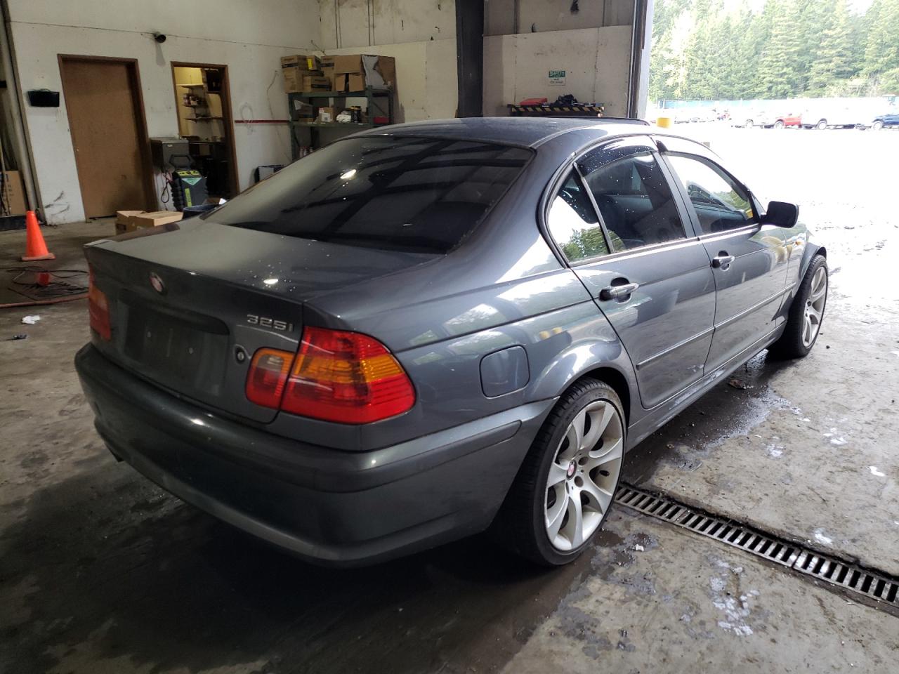 Photo 4 from auction – 2002 BMW 325 I with VIN WBAEV33432KL67888