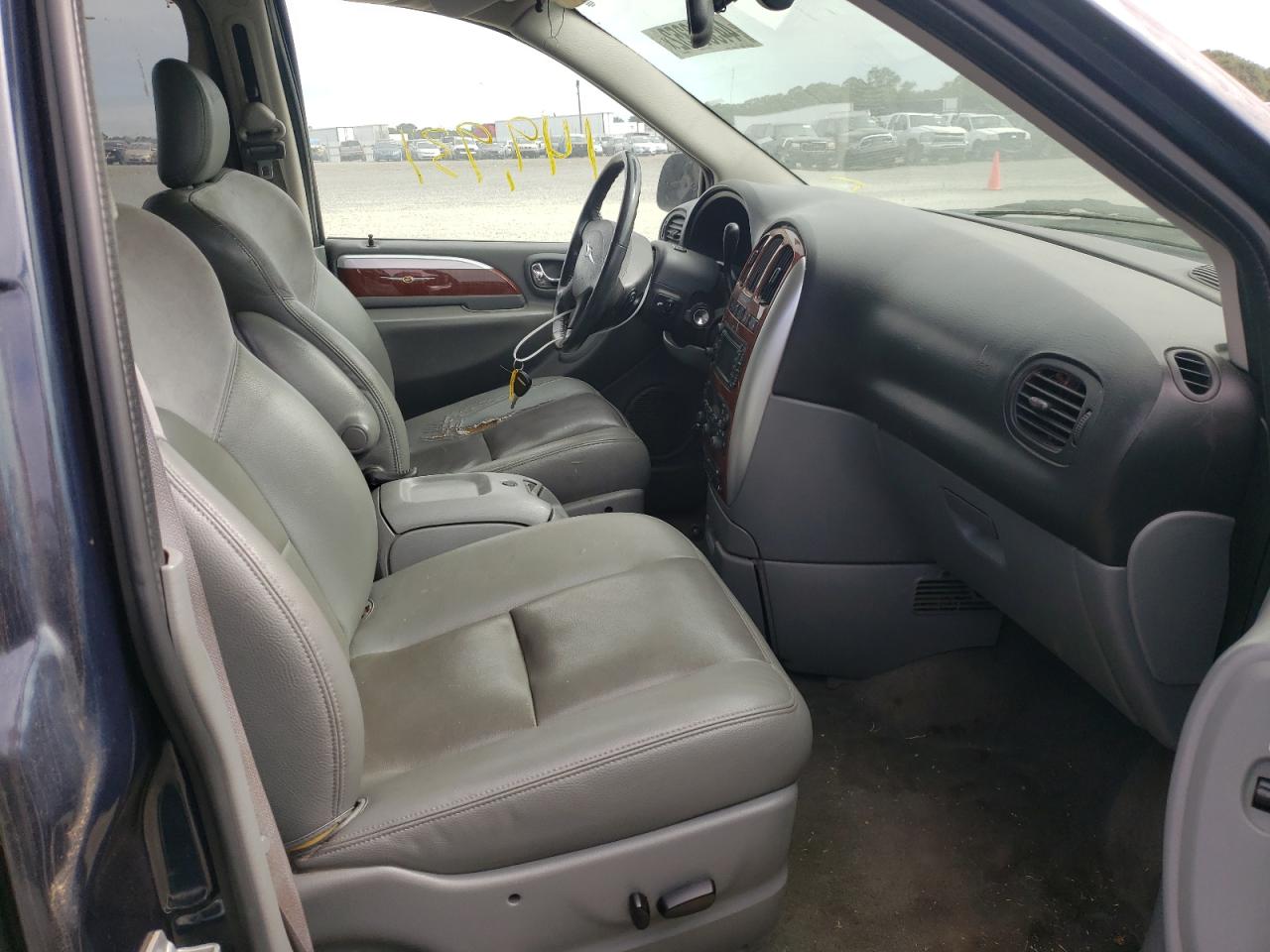 Photo 5 from auction – 2007 CHRYSLER TOWN & COU with VIN 2A8GP64L27R359067