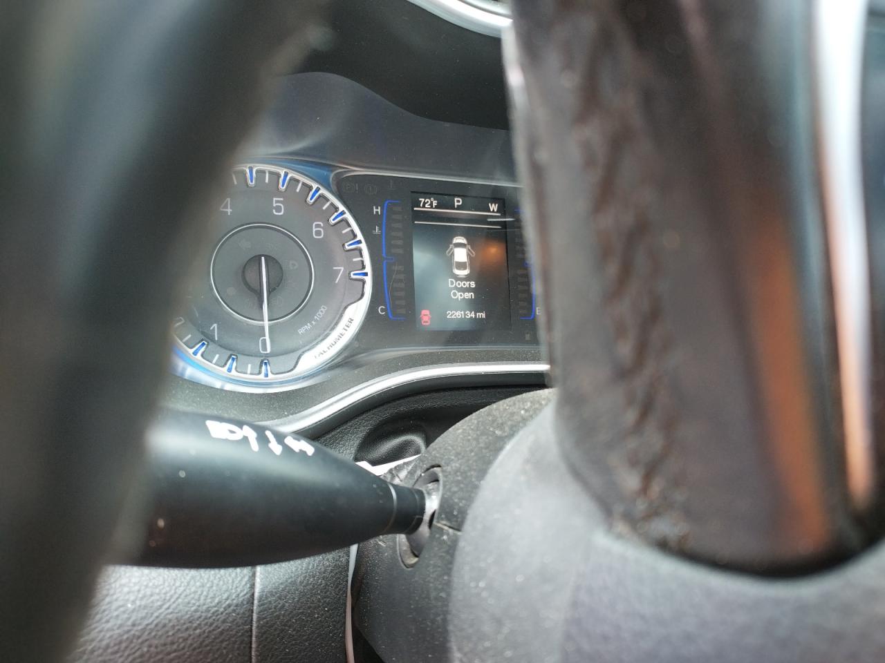Photo 8 from auction – 2015 CHRYSLER 200 LIMITE with VIN 1C3CCCAB3FN650009