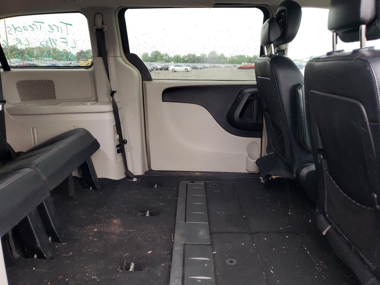 Photo 6 from auction – 2016 CHRYSLER TOWN & COU with VIN 2C4RC1BG4GR297661