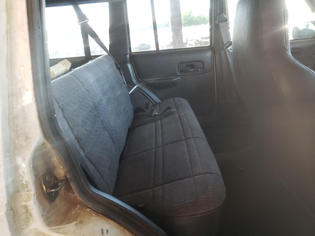 Photo 6 from auction – 2000 JEEP CHEROKEE S with VIN 1J4FB28S8YL550881