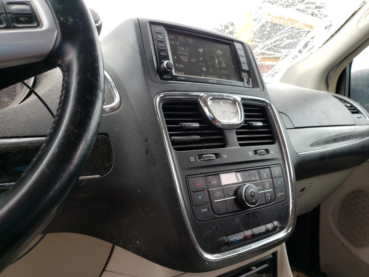 Photo 9 from auction – 2013 CHRYSLER TOWN & COU with VIN 2C4RC1BGXDR670911