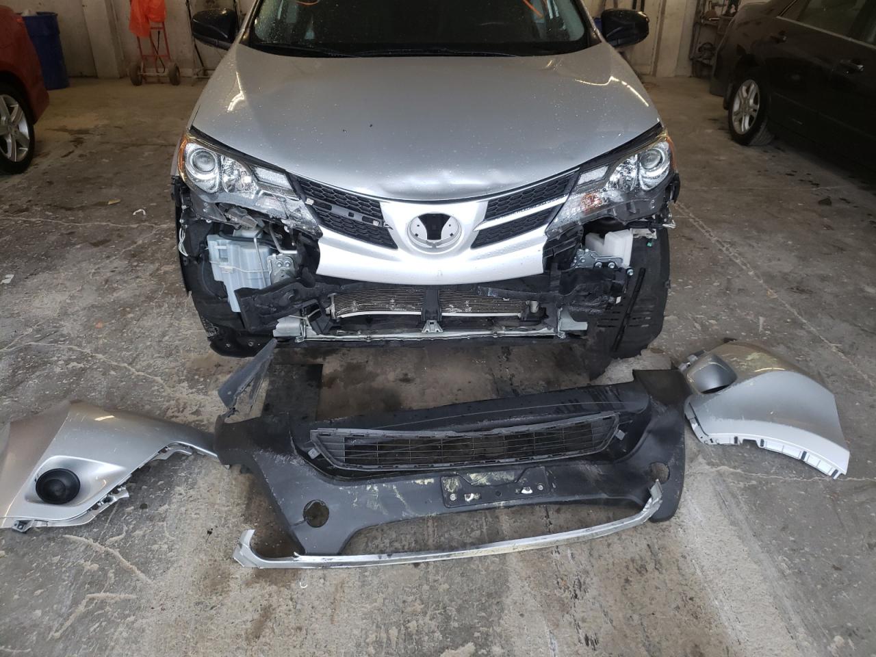 Photo 9 from auction – 2015 TOYOTA RAV4 LE with VIN JTMBFREV5FJ045647