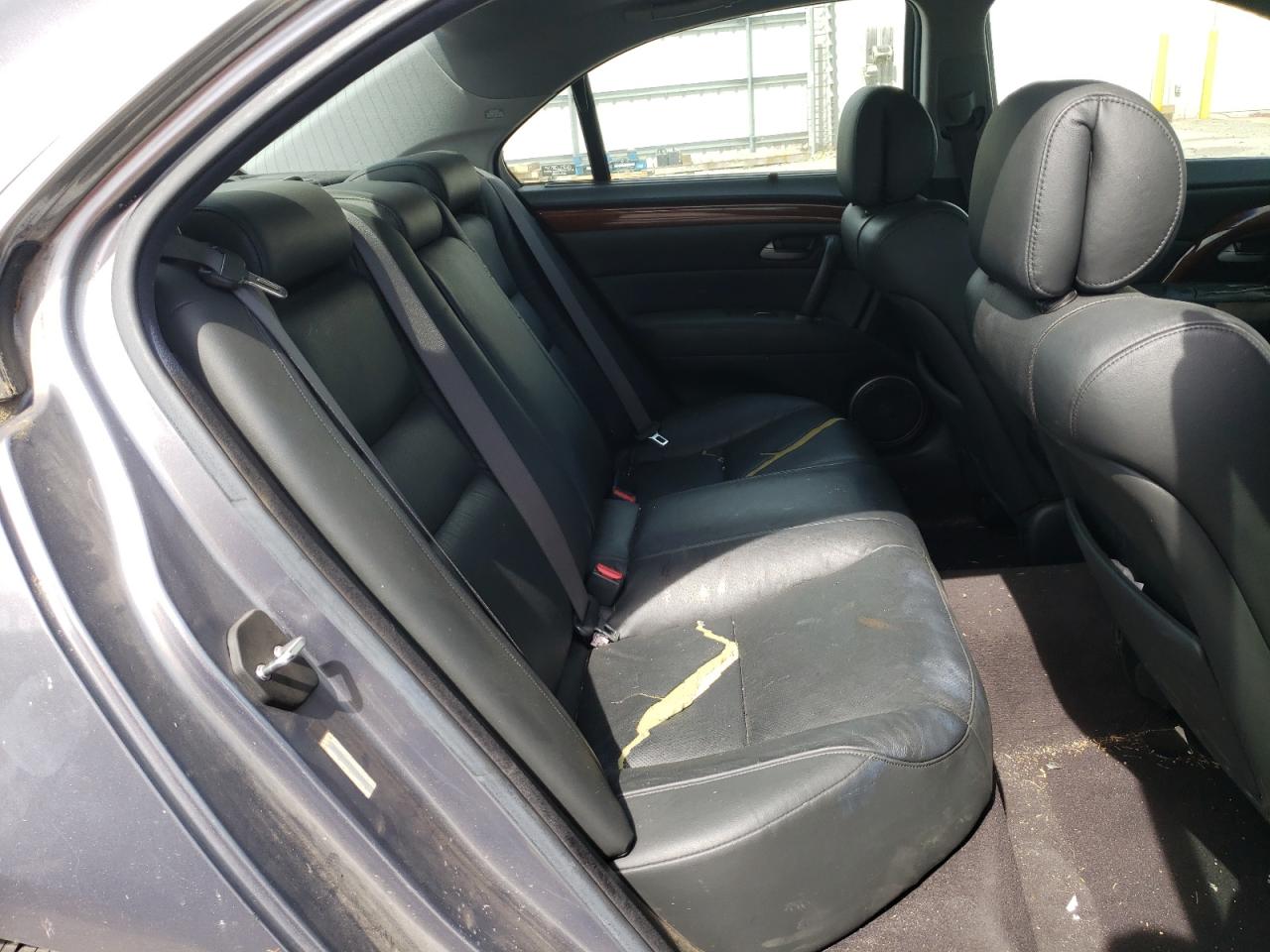 Photo 6 from auction – 2006 ACURA RL with VIN JH4KB16556C008015
