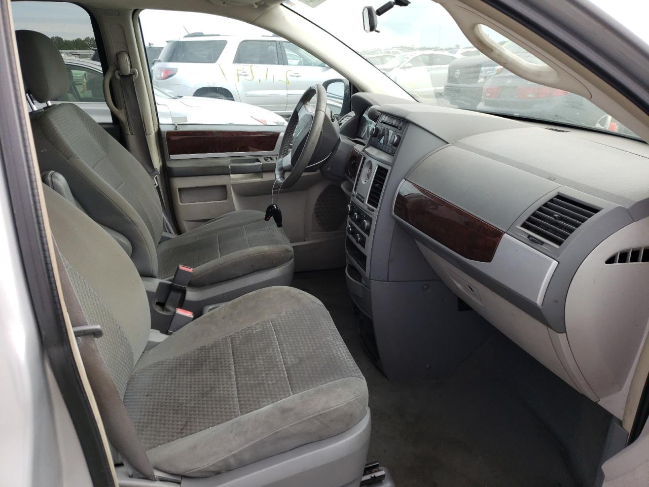 Photo 5 from auction – 2010 CHRYSLER TOWN & COU with VIN 2A4RR5D13AR324137