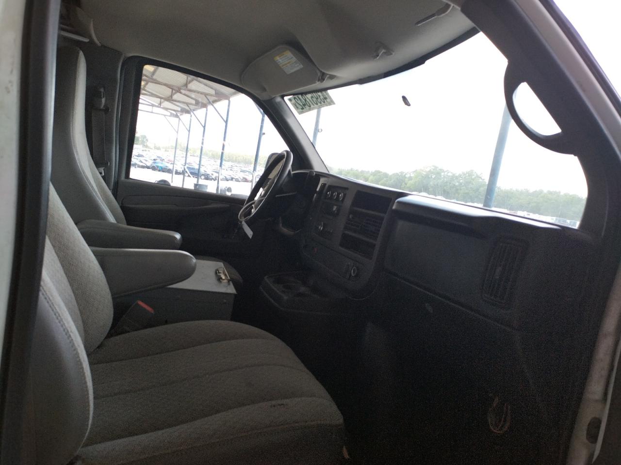 Photo 5 from auction – 2010 CHEVROLET EXPRESS G2 with VIN 1GCZGFAA2A1116793