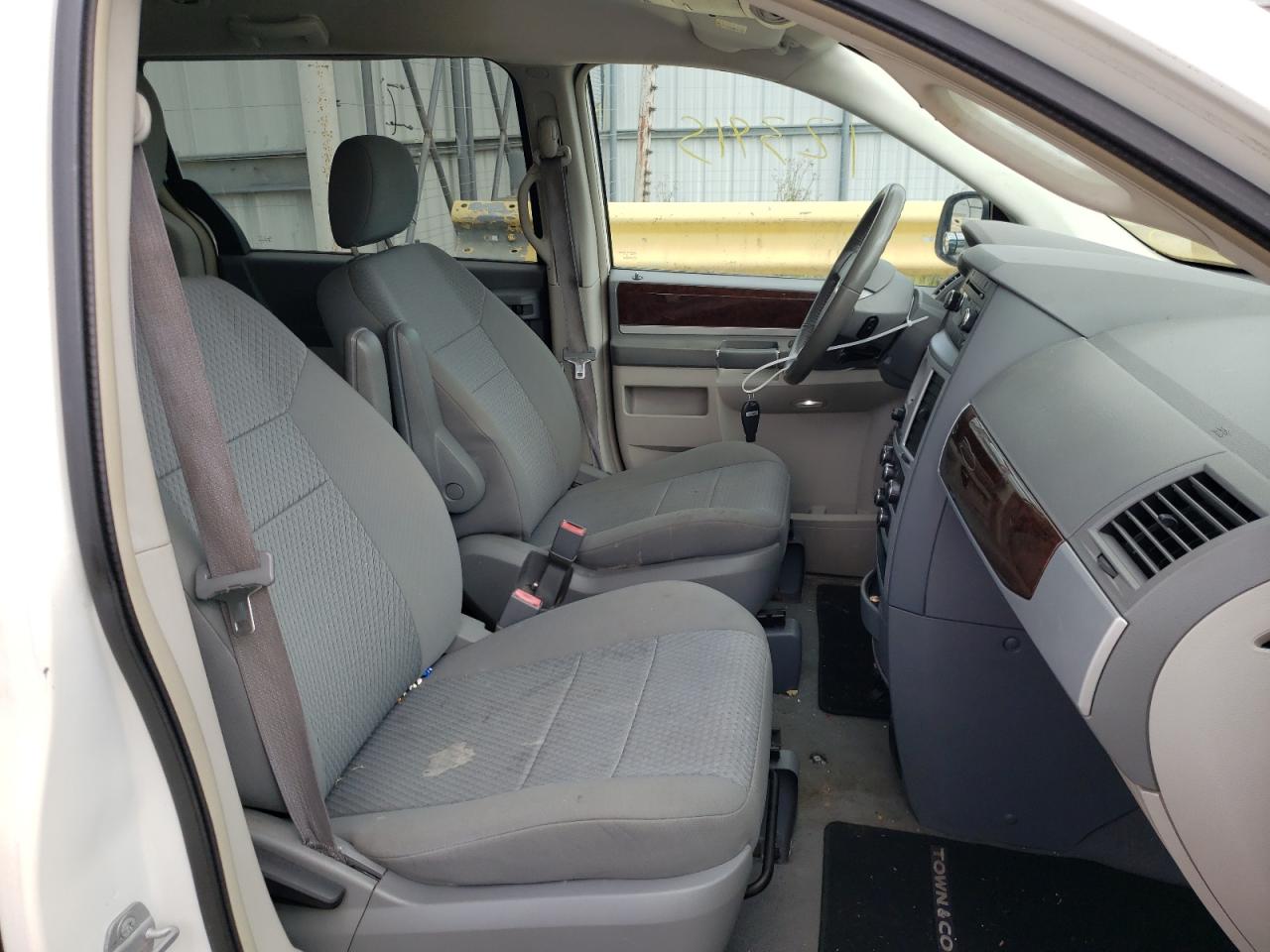 Photo 5 from auction – 2010 CHRYSLER TOWN & COU with VIN 2A4RR5D18AR235129