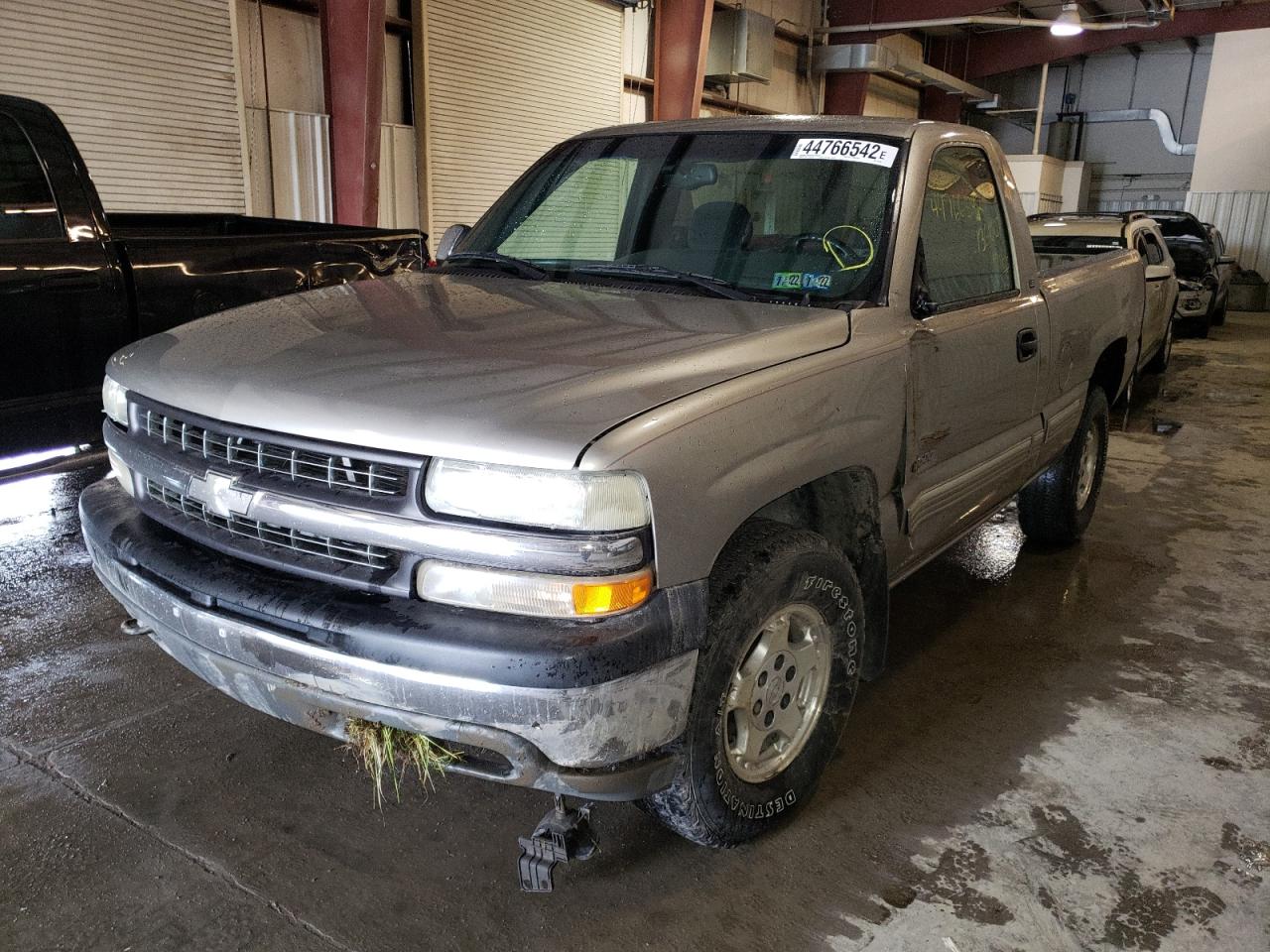 Photo 2 from auction – 2000 CHEVROLET SILVERADO with VIN 1GCEK14T0YZ167900
