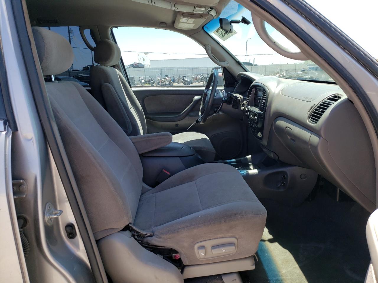 Photo 5 from auction – 2002 TOYOTA SEQUOIA SR with VIN 5TDZT34A72S119604