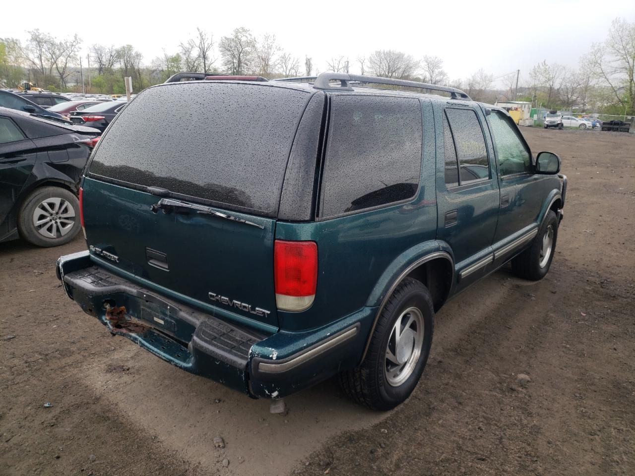 Photo 4 from auction – 1998 CHEVROLET BLAZER with VIN 1GNDT13W2W2210456