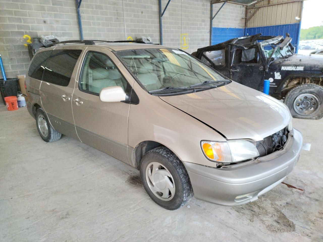 TOYOTA SIENNA LE 2002 with VIN 4T3ZF13C72U464676 - Photo from auction