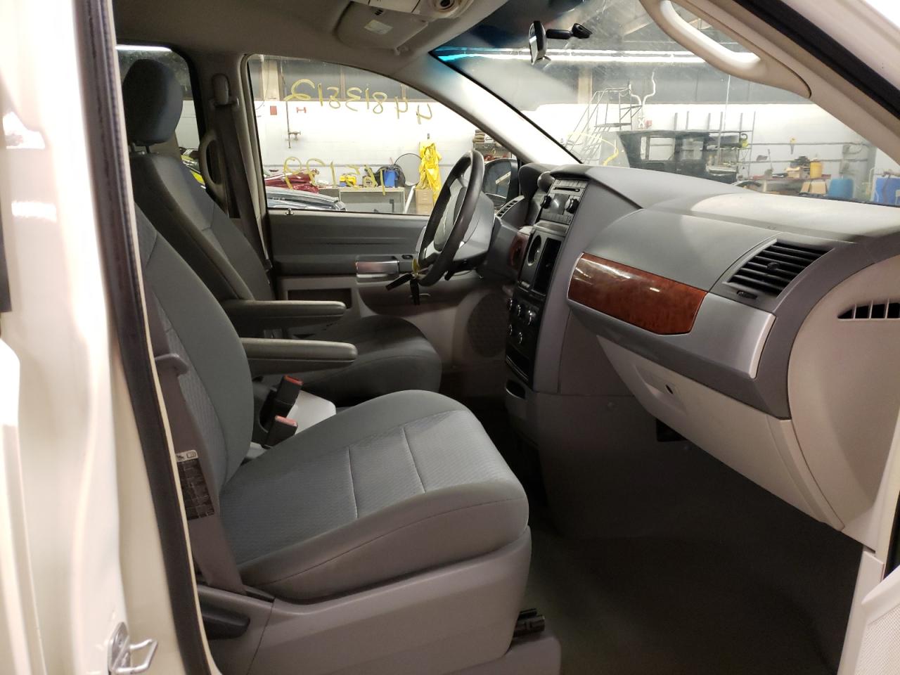 Photo 5 from auction – 2008 CHRYSLER TOWN & COU with VIN 2A8HR54P48R120701
