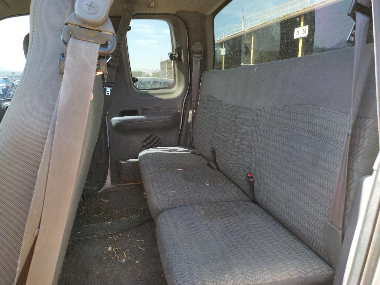 Photo 6 from auction – 2000 FORD F150 with VIN 1FTRX18W3YKA10538