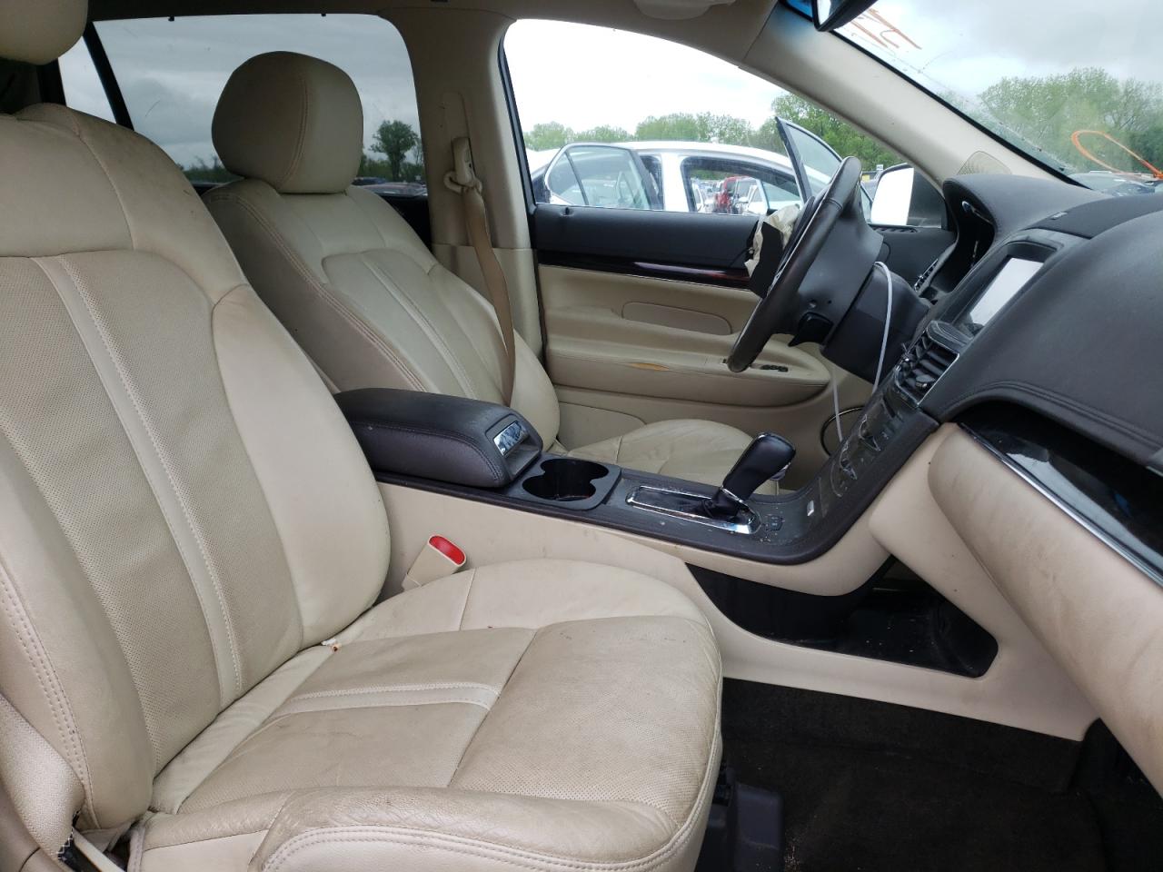 Photo 5 from auction – 2016 LINCOLN MKT with VIN 2LMHJ5AT4GBL03135