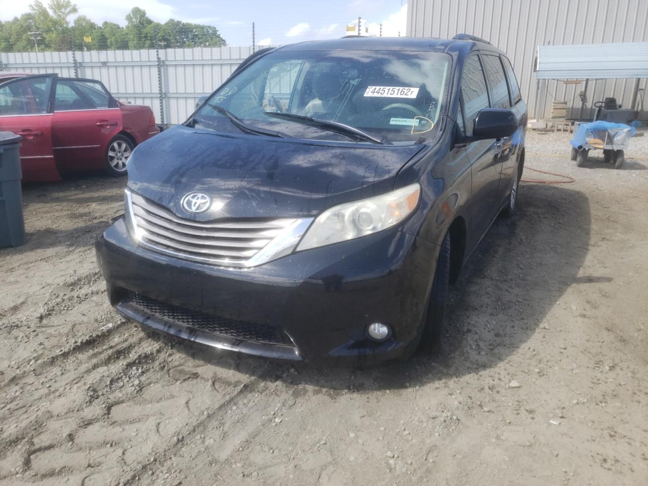 Photo 2 from auction – 2011 TOYOTA SIENNA XLE with VIN 5TDYK3DC4BS108687