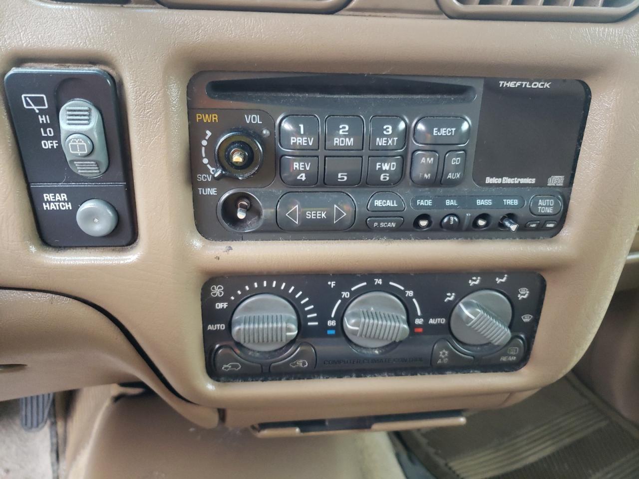 Photo 9 from auction – 1998 CHEVROLET BLAZER with VIN 1GNDT13W2W2210456