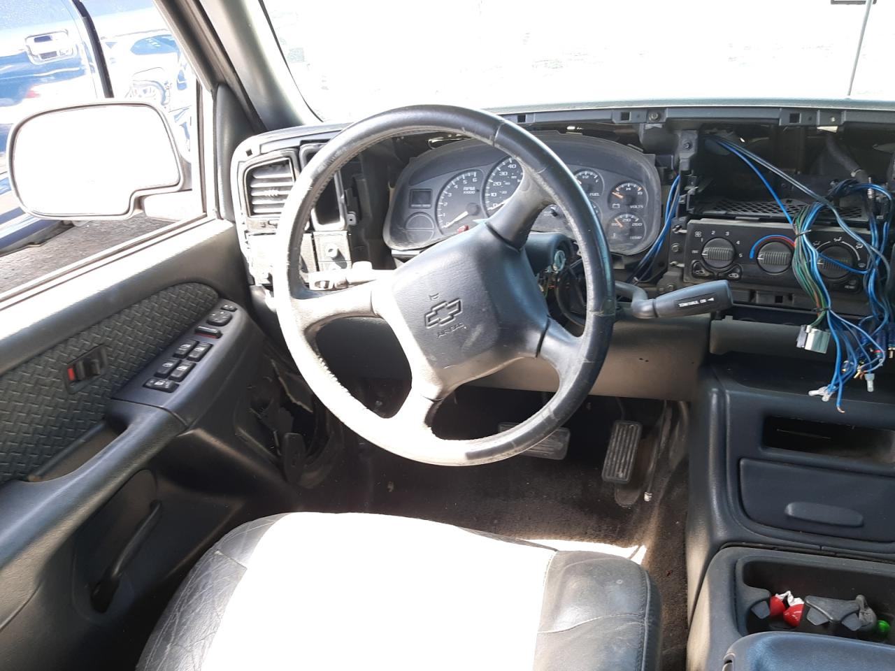 Photo 9 from auction – 2002 CHEVROLET AVALANCHE with VIN 3GNEC13T62G112350