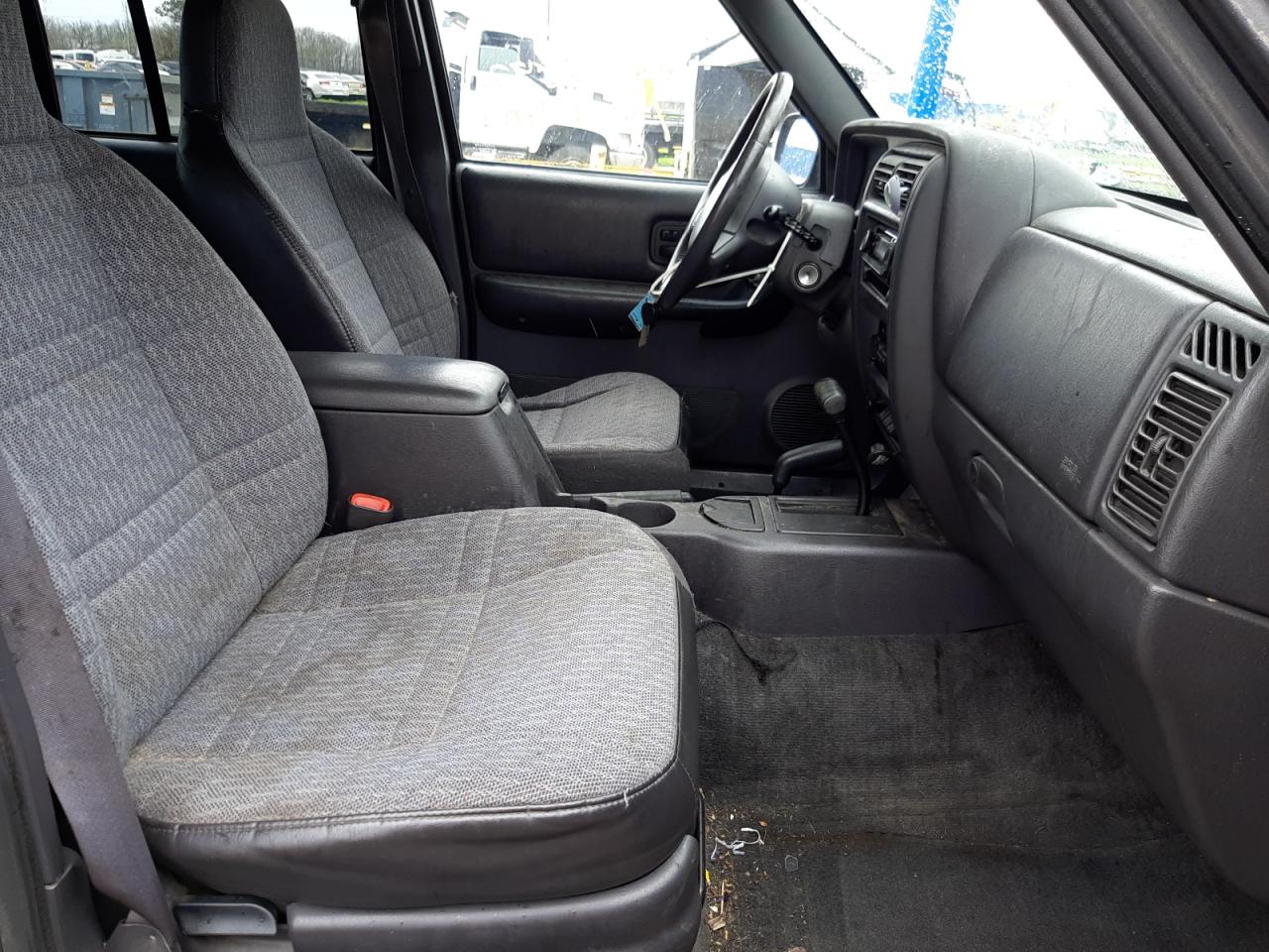 Photo 5 from auction – 2001 JEEP CHEROKEE S with VIN 1J4FF48S01L600288