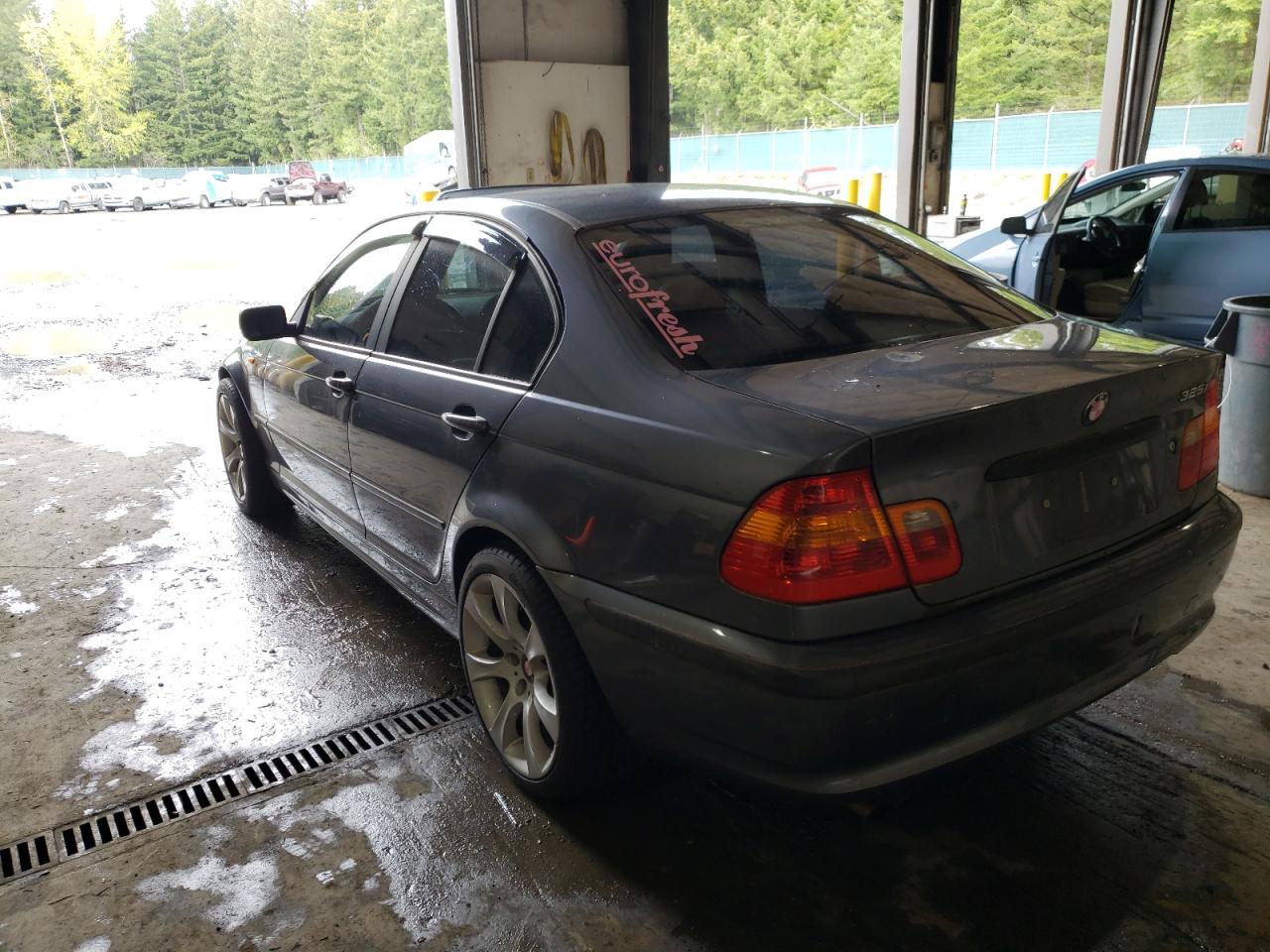 Photo 3 from auction – 2002 BMW 325 I with VIN WBAEV33432KL67888