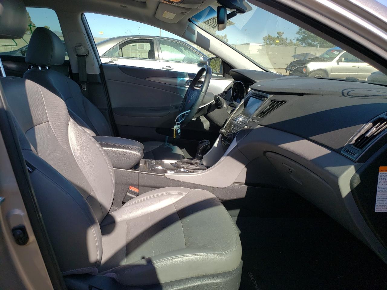 Photo 5 from auction – 2012 HYUNDAI SONATA HYB with VIN KMHEC4A40CA040482