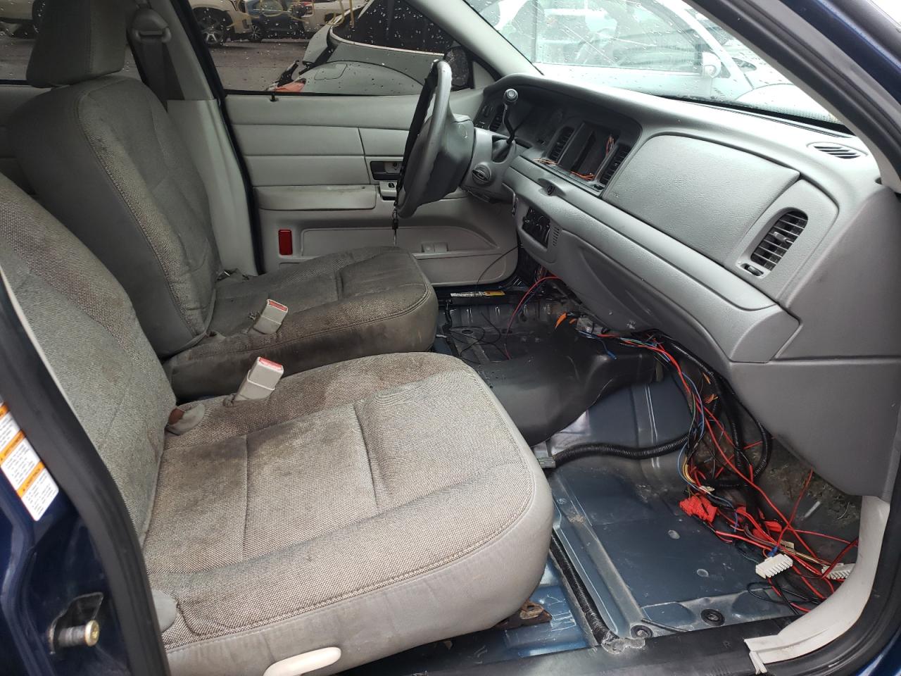 Photo 5 from auction – 2004 FORD CROWN VICT with VIN 2FAHP71W94X169537