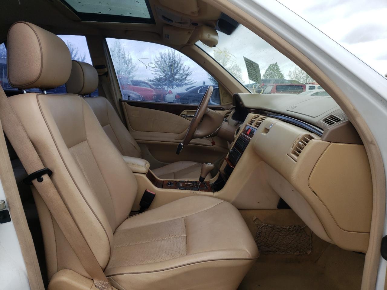 Photo 5 from auction – 2000 MERCEDES-BENZ E 320 with VIN WDBJF65J9YB088357