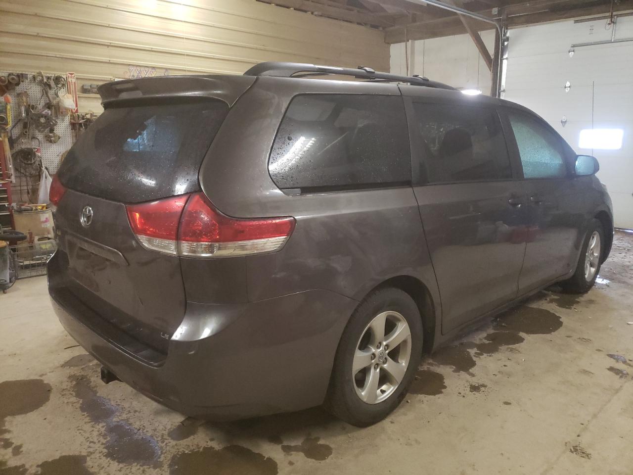Photo 4 from auction – 2014 TOYOTA SIENNA LE with VIN 5TDKK3DC2ES454098