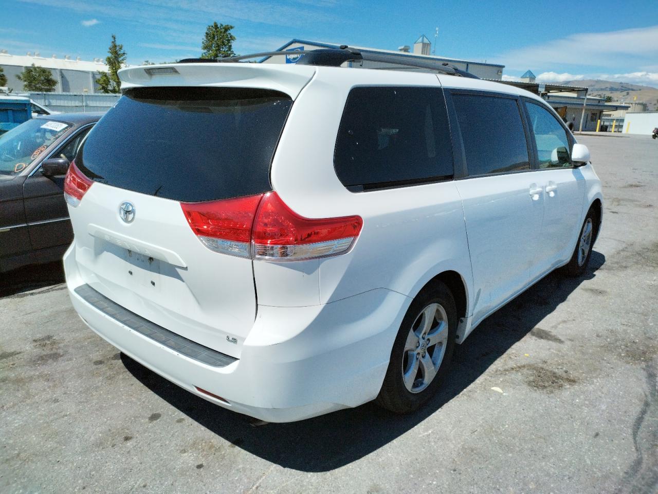 Photo 4 from auction – 2013 TOYOTA SIENNA LE with VIN 5TDKK3DCXDS299623
