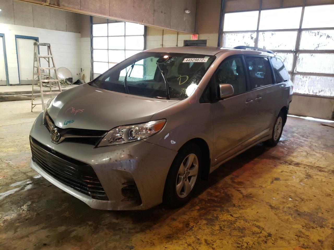 Photo 2 from auction – 2018 TOYOTA SIENNA LE with VIN 5TDKZ3DC8JS915892
