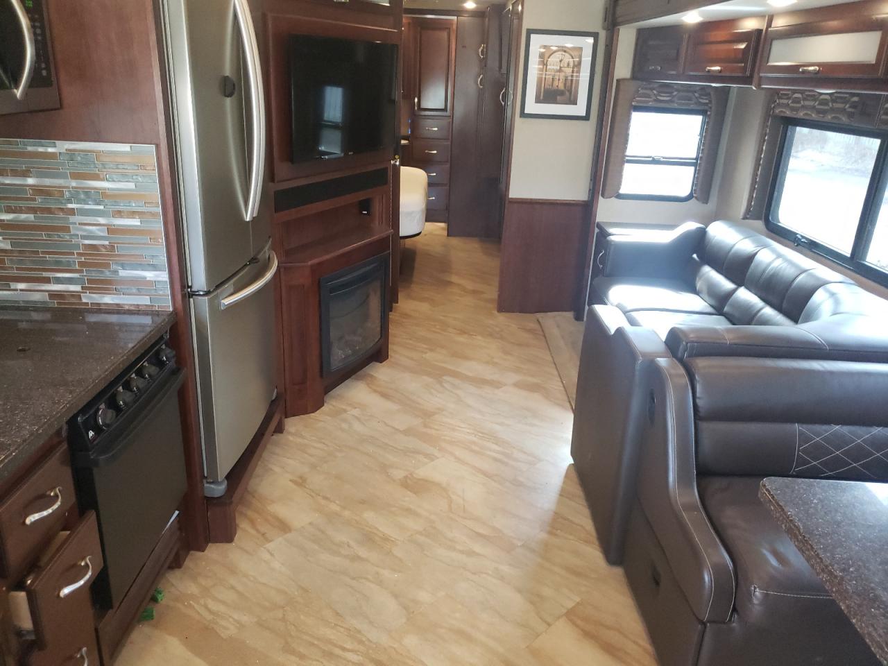 Photo 6 from auction – 2016 FORD RV with VIN 1F66F5DYXG0A13129