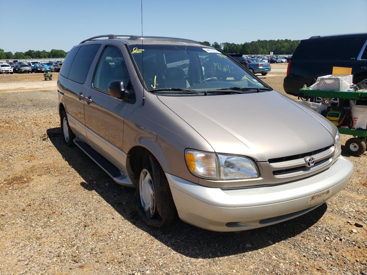TOYOTA SIENNA LE 1998 with VIN 4T3ZF13C7WU060914 - Photo from auction