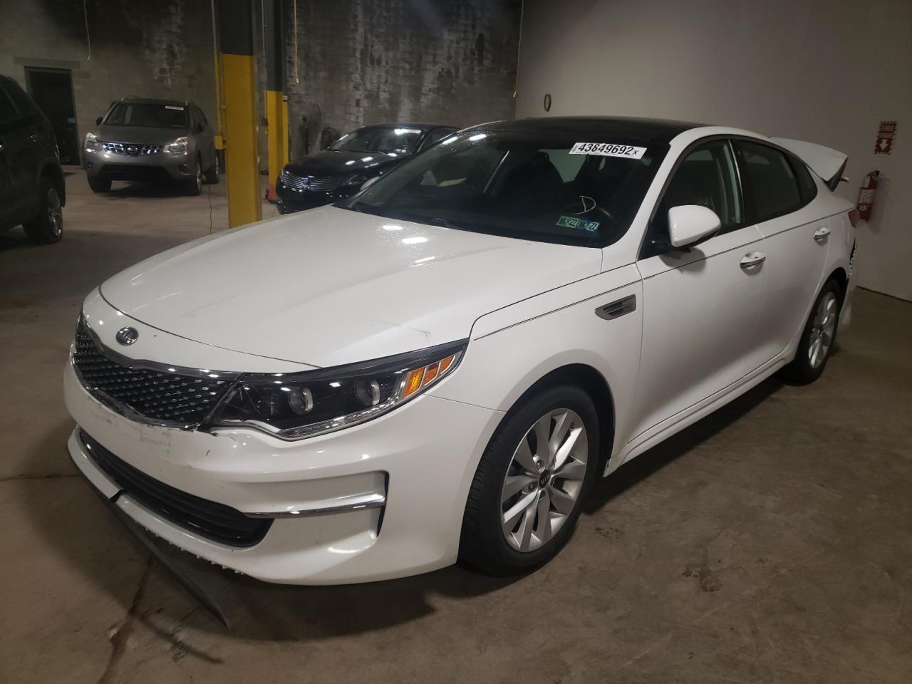 Photo 2 from auction – 2016 KIA OPTIMA EX with VIN 5XXGU4L33GG090351