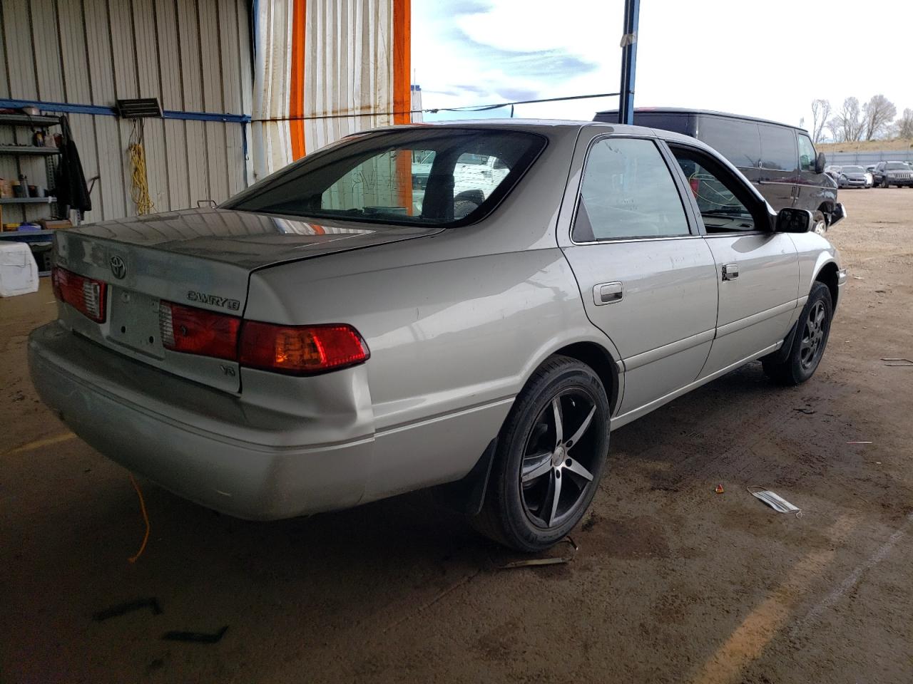 Photo 4 from auction – 2000 TOYOTA CAMRY LE with VIN 4T1BF28K0YU094941