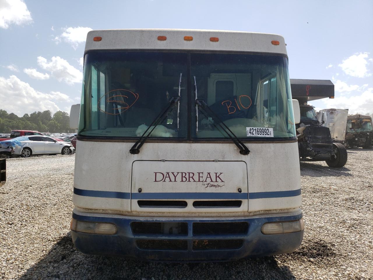 Photo 9 from auction – 2003 WORKHORSE CUSTOM CHASSIS MOTORHOME with VIN 5B4LP57G533357773