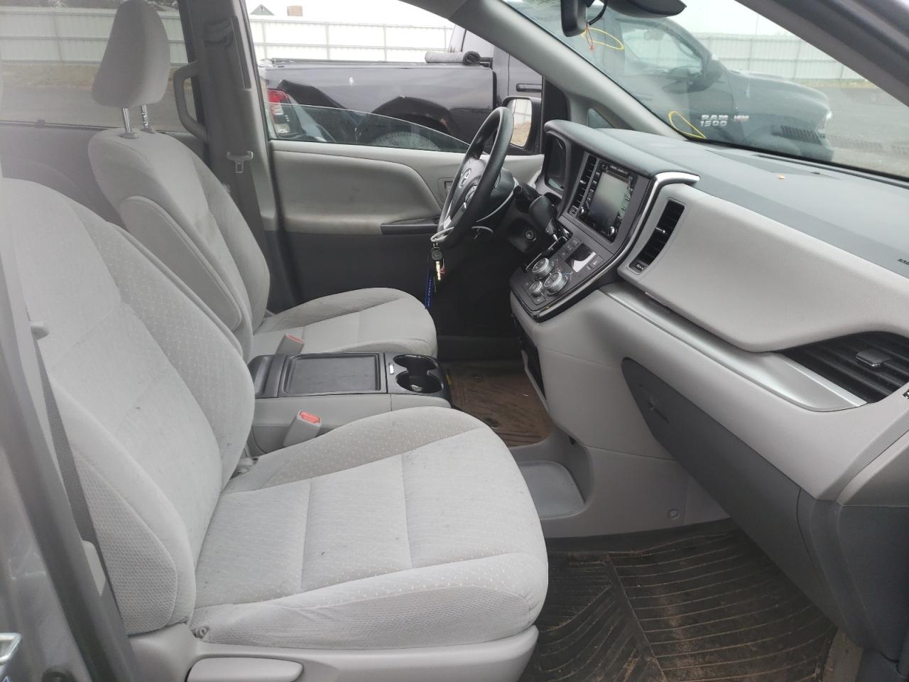 Photo 19 from auction – 2018 TOYOTA SIENNA LE with VIN 5TDJZ3DC6JS195732