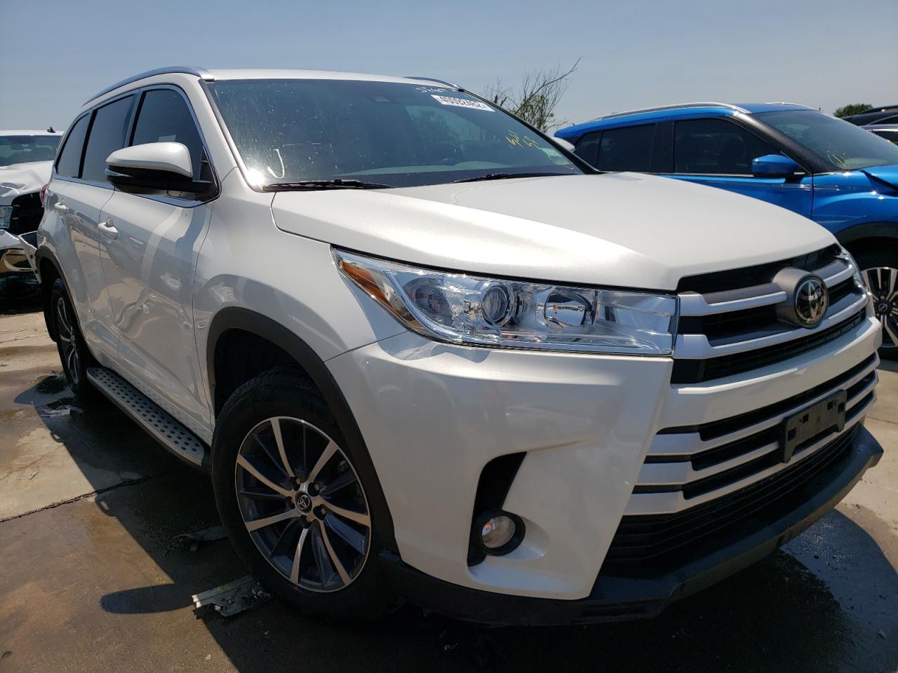TOYOTA HIGHLANDER 2018 with VIN 5TDJZRFH1JS523599 - Photo from auction