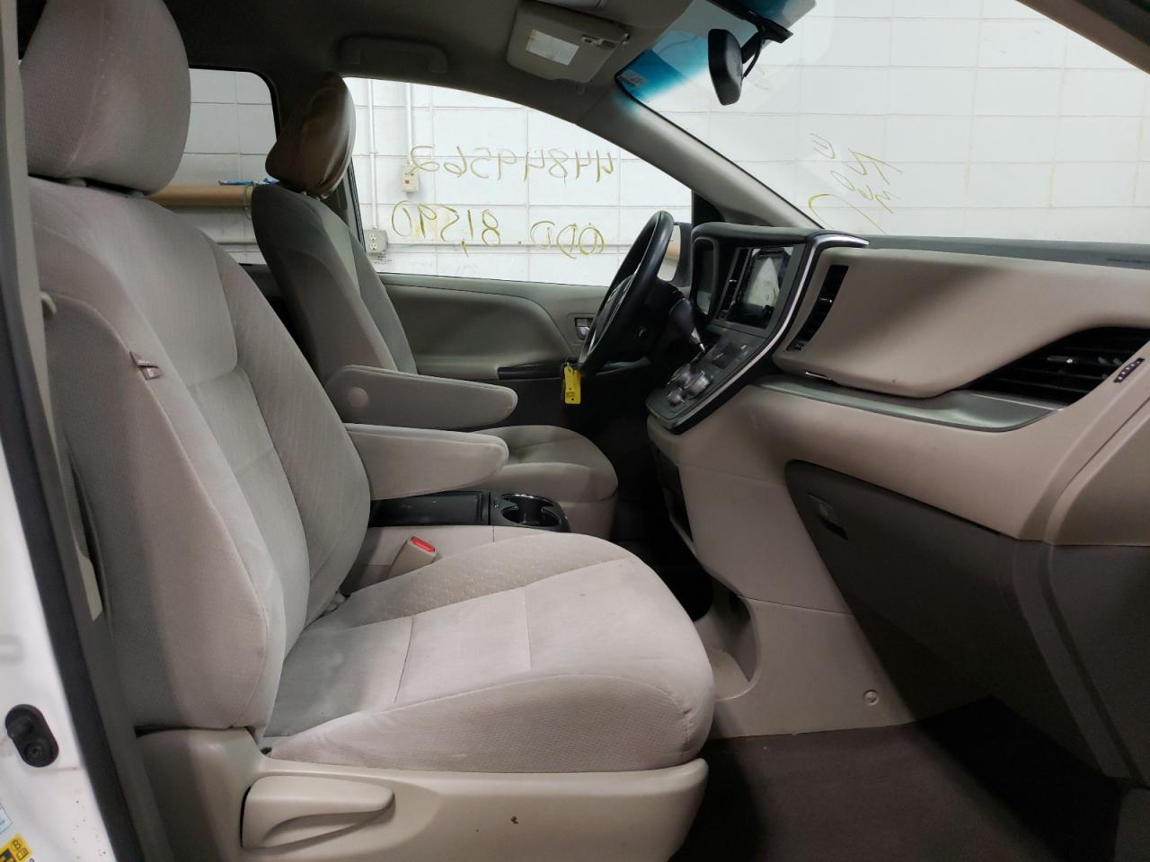 Photo 5 from auction – 2017 TOYOTA SIENNA LE with VIN 5TDJZ3DC9HS156319