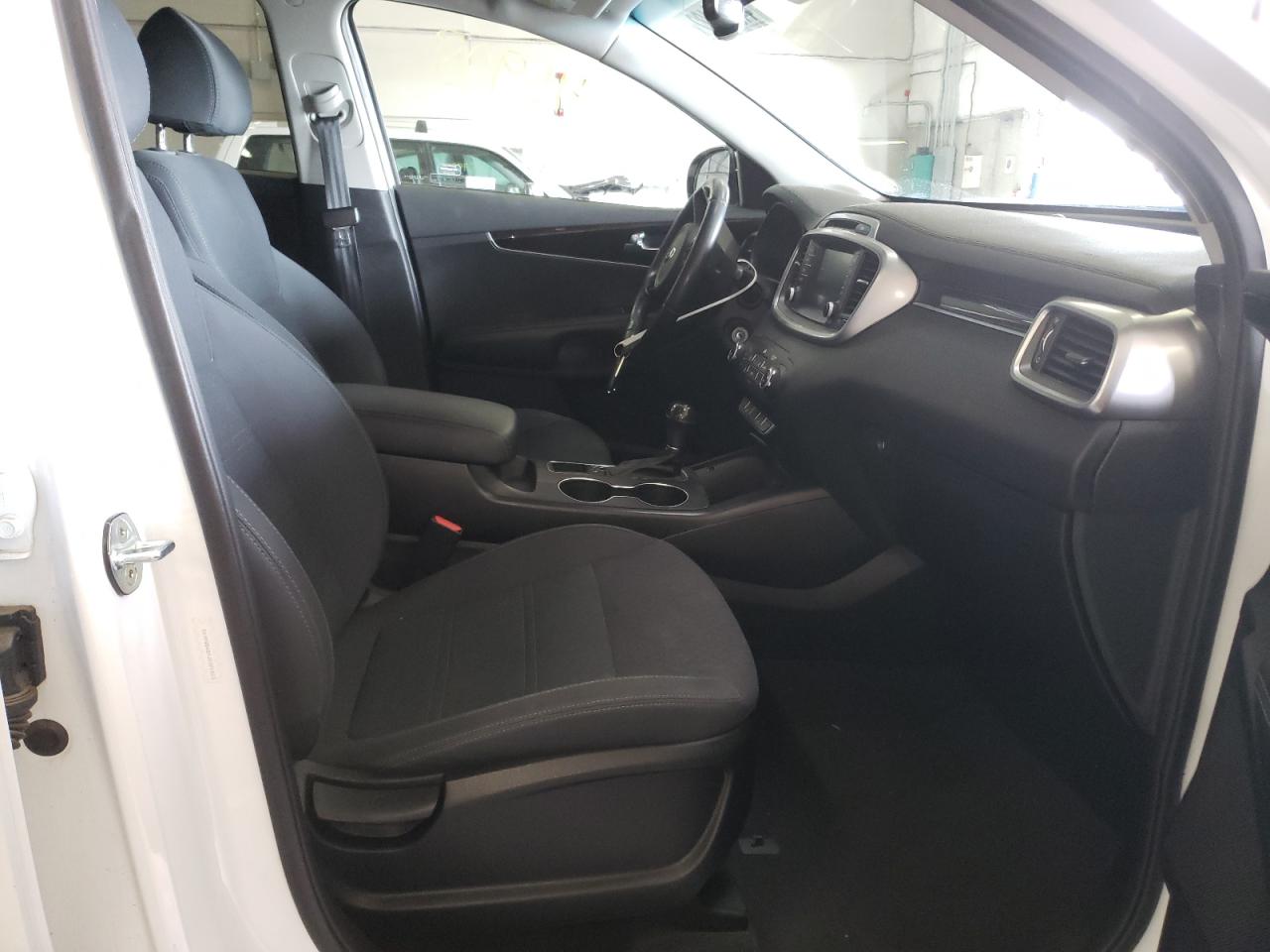 Photo 5 from auction – 2018 KIA SORENTO LX with VIN 5XYPGDA59JG371553