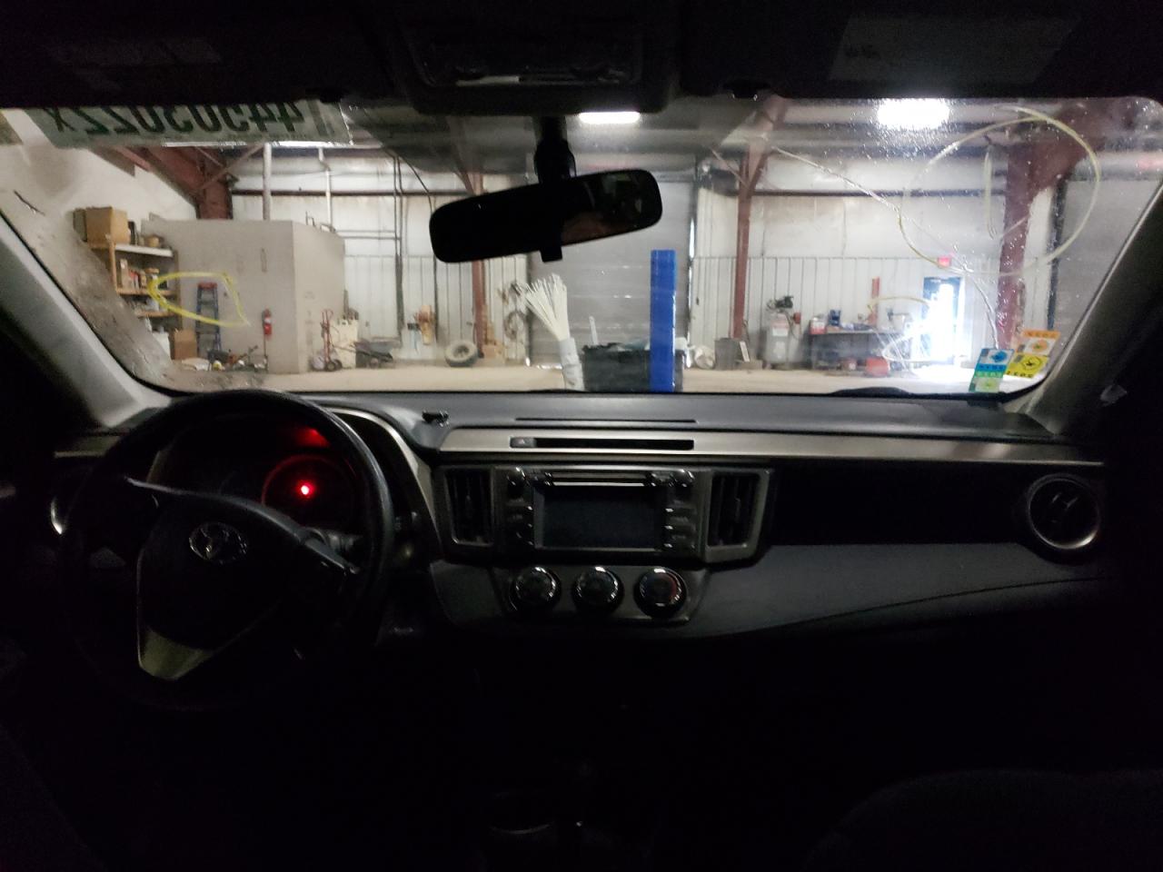 Photo 9 from auction – 2015 TOYOTA RAV4 LE with VIN JTMBFREV8FJ025568