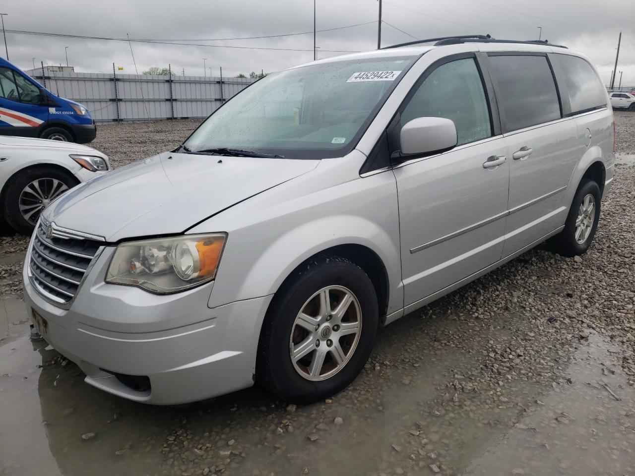 Photo 2 from auction – 2010 CHRYSLER TOWN & COU with VIN 2A4RR5D11AR463635