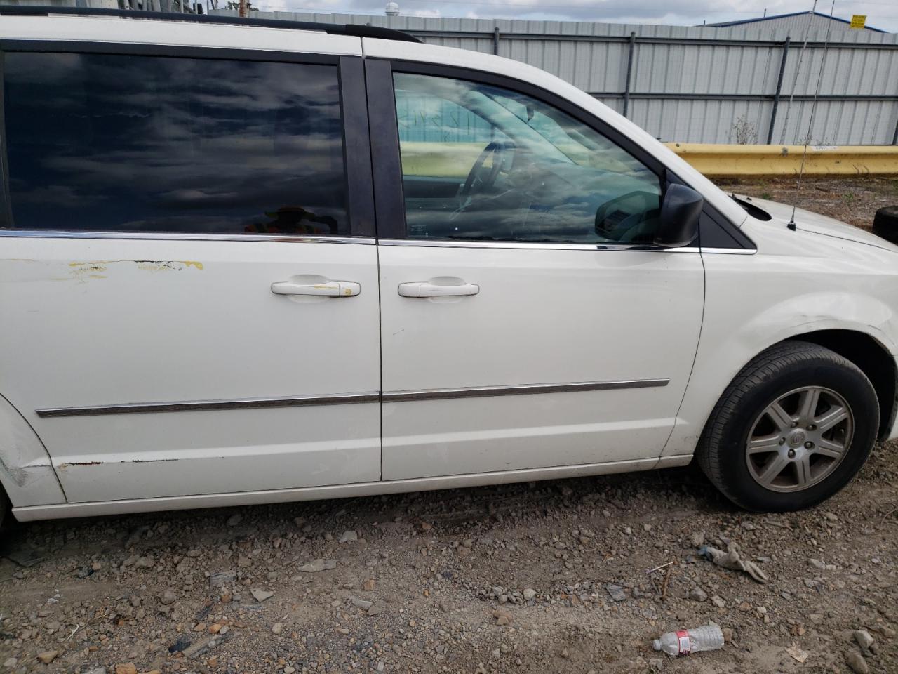 Photo 9 from auction – 2010 CHRYSLER TOWN & COU with VIN 2A4RR5D18AR235129
