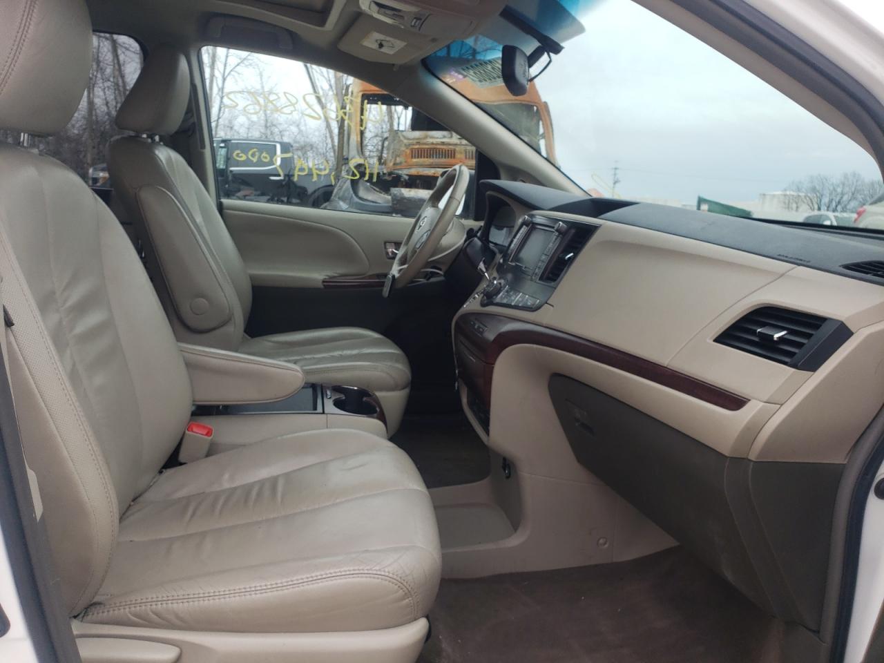Photo 5 from auction – 2011 TOYOTA SIENNA XLE with VIN 5TDYK3DC1BS128461