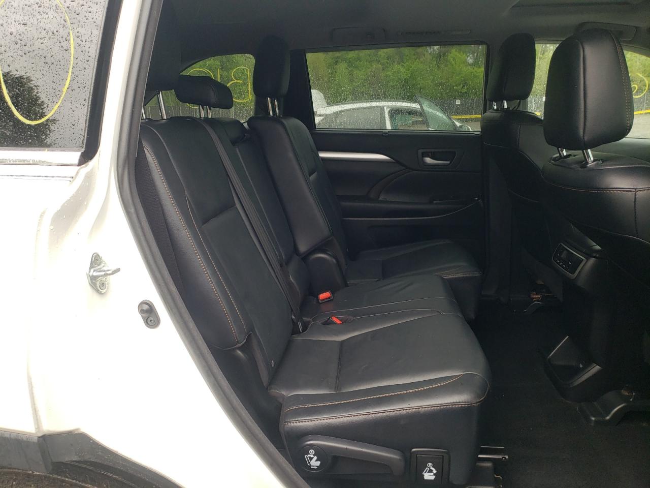Photo 6 from auction – 2016 TOYOTA HIGHLANDER with VIN 5TDJKRFH3GS309601