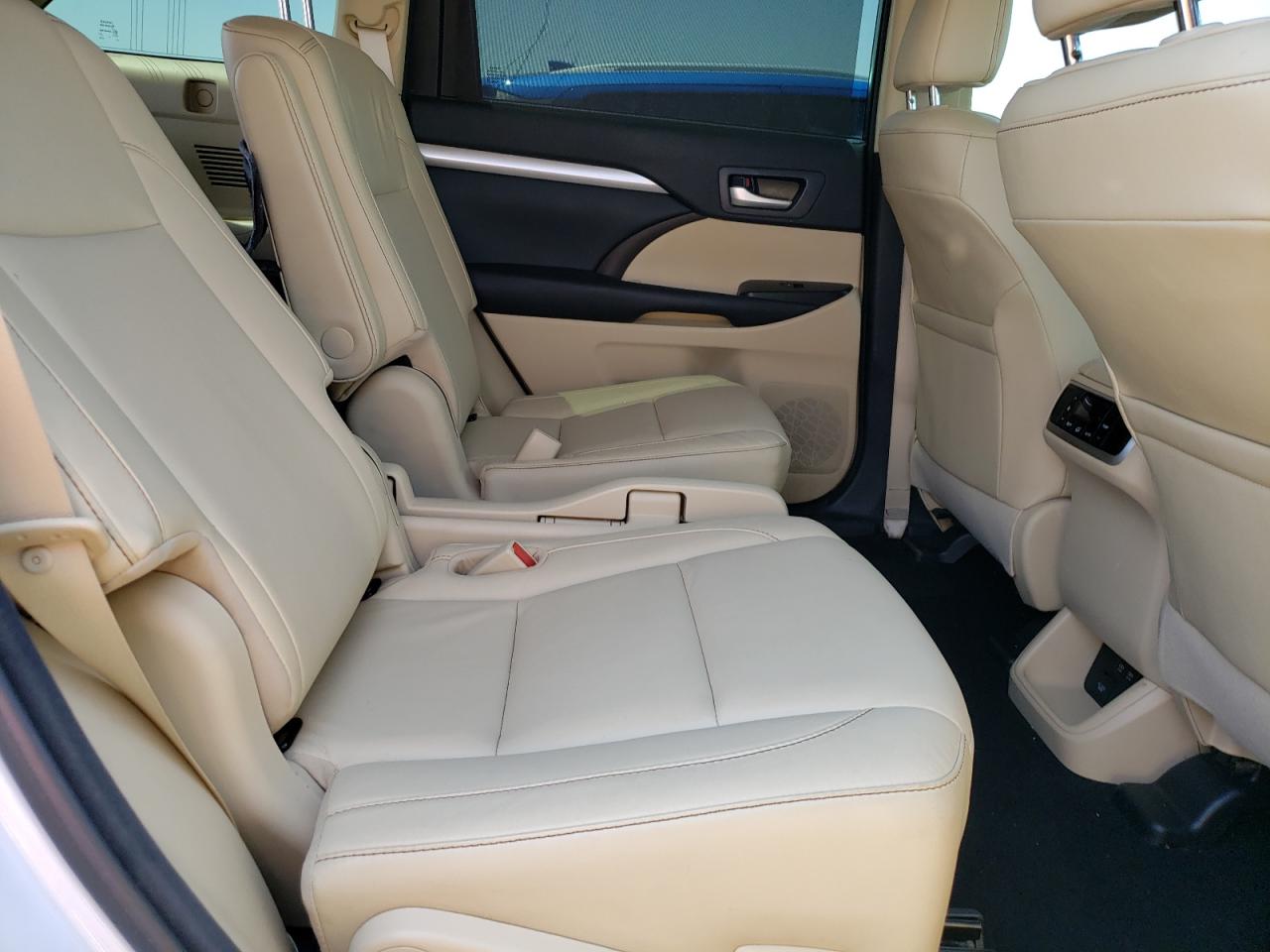 Photo 6 from auction – 2018 TOYOTA HIGHLANDER with VIN 5TDJZRFH1JS523599
