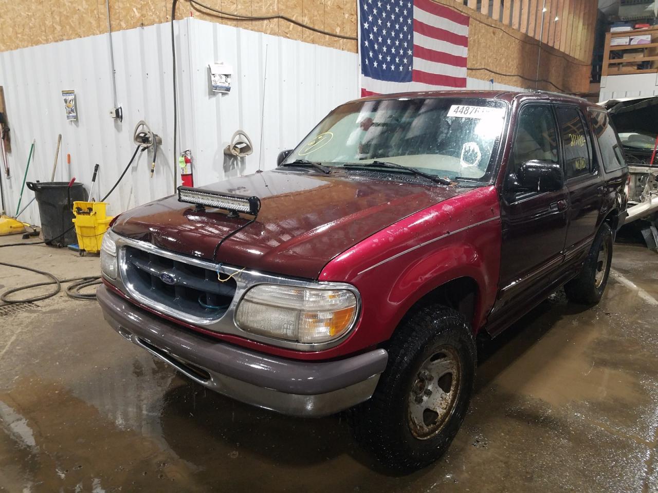 Photo 2 from auction – 2000 FORD EXPLORER X with VIN 1FMZU83P4YZB98569