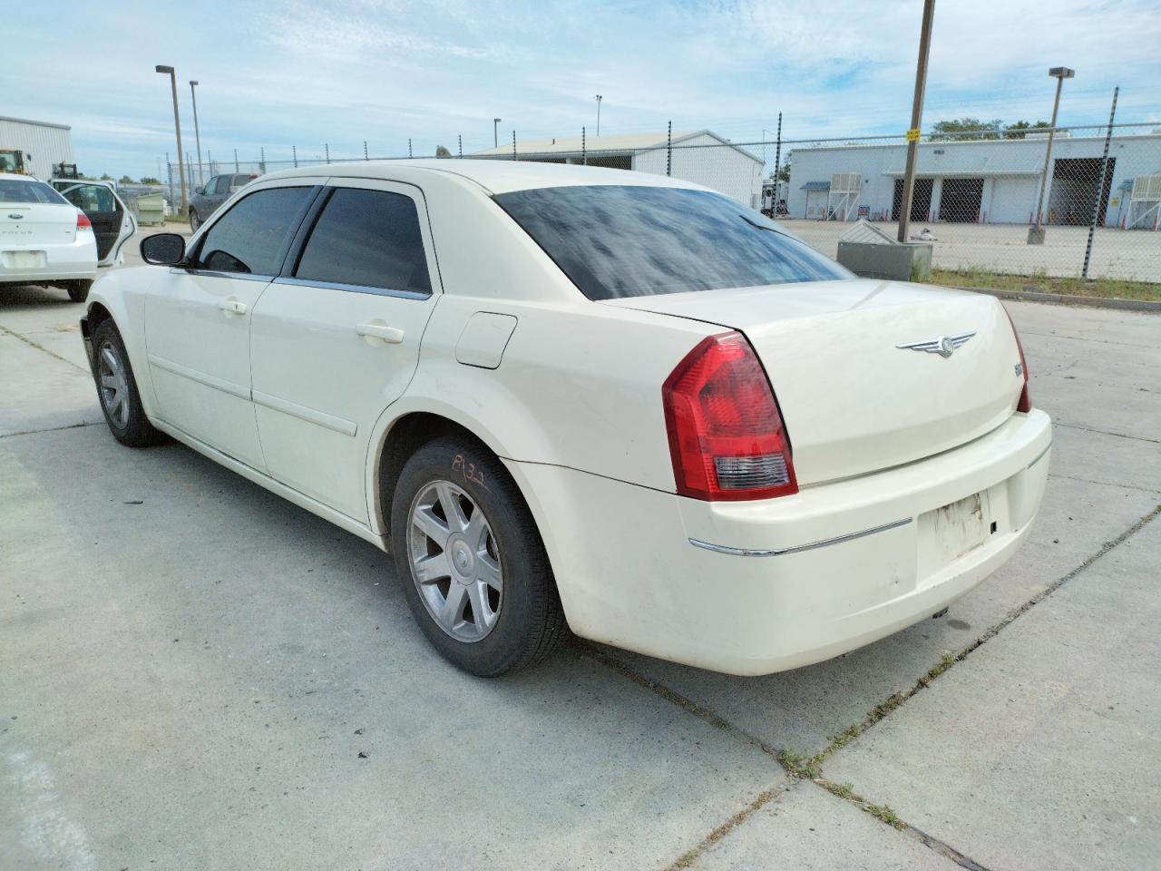 Photo 3 from auction – 2005 CHRYSLER 300 TOURIN with VIN 2C3JA53G65H179952