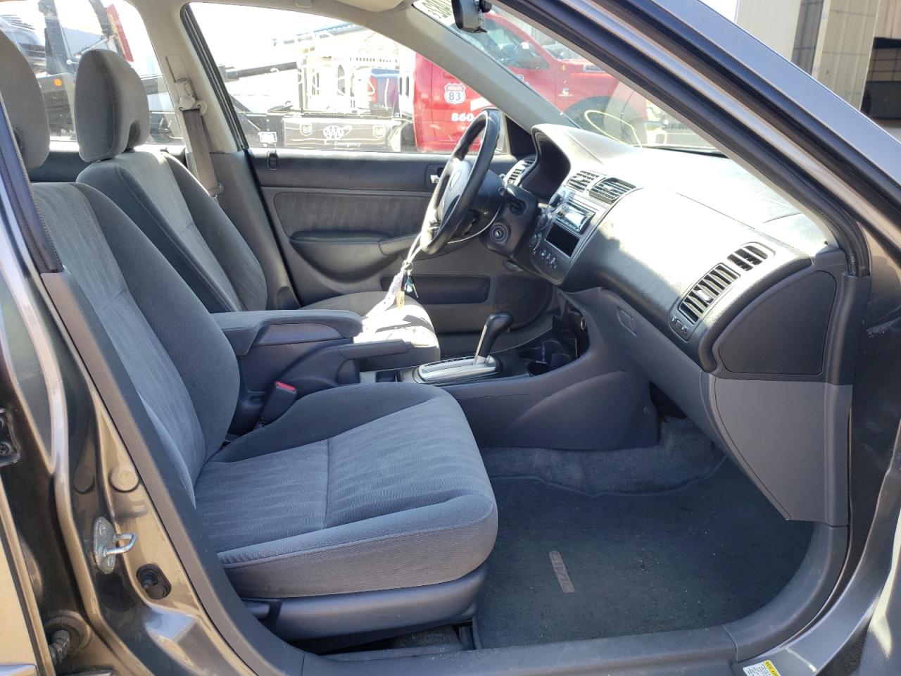 Photo 5 from auction – 2004 HONDA CIVIC LX with VIN 2HGES16624H632034