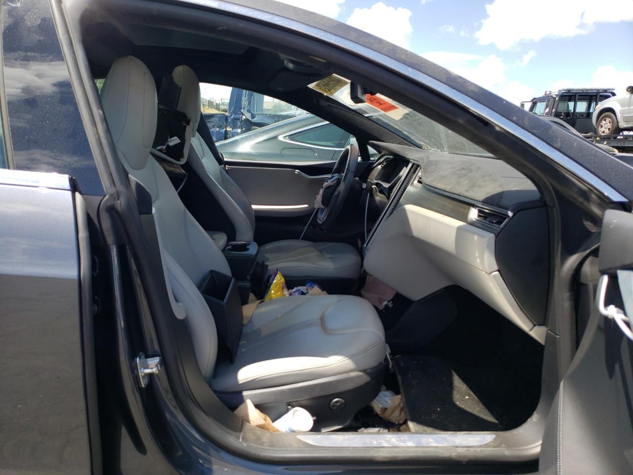 Photo 5 from auction – 2015 TESLA MODEL S 85 with VIN 5YJSA1H27FF098746