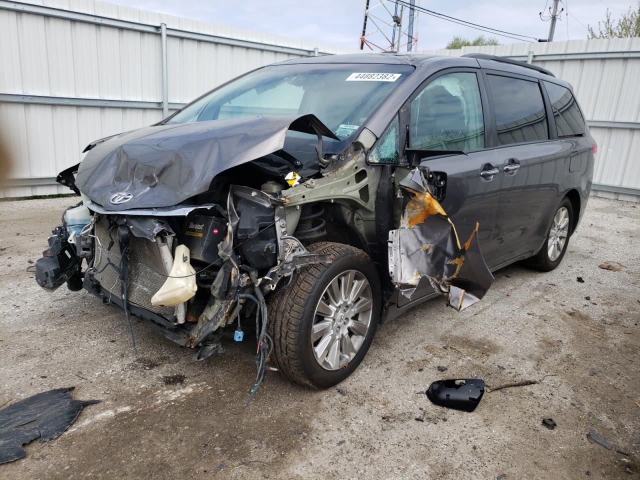 Photo 2 from auction – 2011 TOYOTA SIENNA XLE with VIN 5TDYK3DC6BS003004